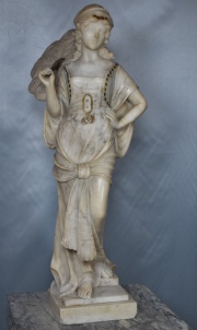 A. Cipriani. Dama con abanico, escultura de alabrastro. Restauros, base de marmol gris jaspeado con peq. avs y faltante