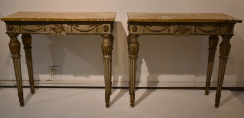 Par de consolas Italianas, laqueadas, con tapas de mármol restauradas. Alto 88 cm. Frente: 98 cm.