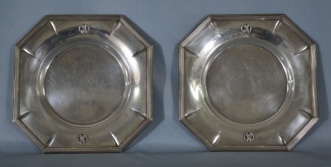 Ocho platos occtogonales de plata Tetard de Paris. Iniciales C.S.D. Peso: 4,300 kg.