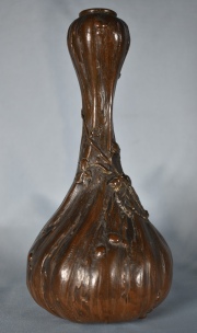 Florero de bronce, cuello alto. Art Nouveau. 25 cm.