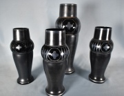Cuatro Vasos distintos tamaños, vidrio negro, cascaduras. -D-