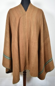 PONCHO DE POTOSI, realizado en dos paños con lana de guanaco. Listas verdes y claras. Detalles de terminación en boca y