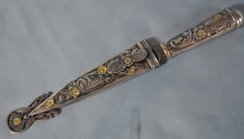 Cuchillo con vaina, platero D. Arce. Largo: 27 cm.