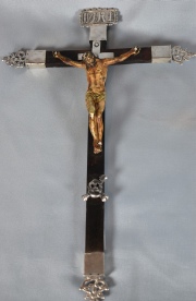 Crucifijo, Cristo de bronce dorado, cruz con aplicaciones de plata. 31,5 cm.