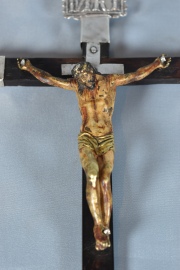 Crucifijo, Cristo de bronce dorado, cruz con aplicaciones de plata. 31,5 cm.