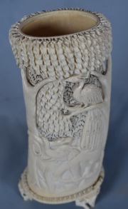 Vaso de marfil, tallado con motivo de árbol rodeado por animales. 26 cm.