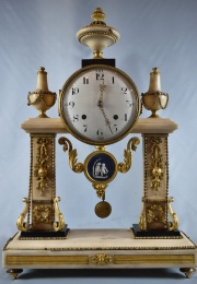 Reloj de chimenea, marmol y bronce faltante. Con péndulo sin llave.