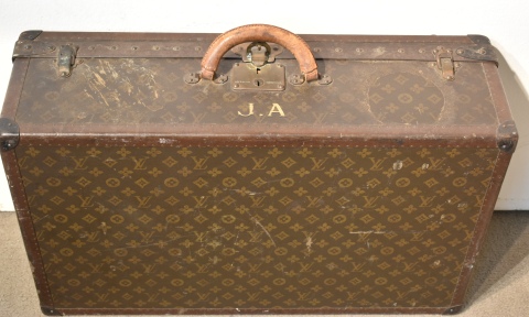 Valija Louis Vuitton. Sin llave. Mide: 71 x 44 x 22 cm.