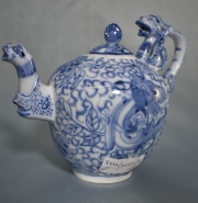 Tetera china de porcelana blanca y azul con flores. 15 cm.