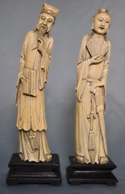 HOMBRE CON LIBRO y MUJER CON ABANICO. Dos figuras, base rectangular, marfil. Alto total: 30 y 29,5 cm.