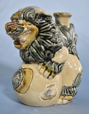 PERRO DE FO, en cerámica policromada. Presenta porta incienso. Inscripciones de origen al dorso. Alto: 16,5 cm.