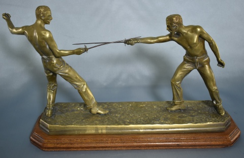 Duelo de esgrimistas, escultura de bronce dorado.