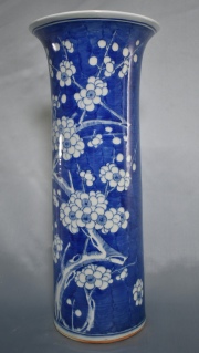 Vaso chino azul y blanco, decoración vegetal. 45,5 cm.