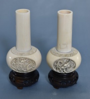 Dos Vasos marfil, con decoración de dragones. Alto: 10 cm. Con base: 12,5 cm. Circa 1900.