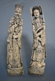 DIGNATARIOS, dos figuras chinas de marfil tallado. Sección inferior de la espada averiada. Alto: 30 cm.