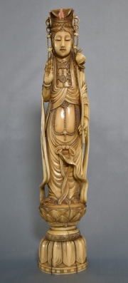 Guan Yin, figura china de marfil. Desperfectos, faltanes, Siglo XIX. 25 cm.