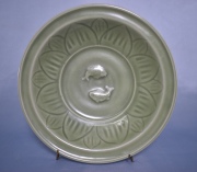 Plato Chino de cerámica con esmalte celadon. Diámetro: 26,6 cm.