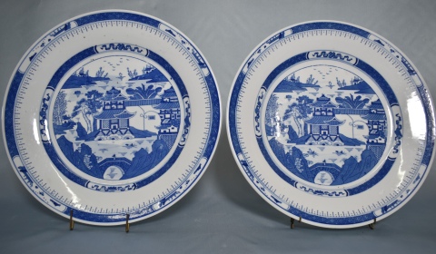 Dos platos porcelana china, decoración azul con pagoda. Diámetro: 35,4 cm.