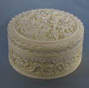 Caja china circular, de marfil tallado. Diámetro: 10 cm. Circa 1900.
