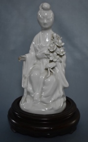 Dama con ramo, figura blanc de chine, falt. dedos. con base- 18 cm.