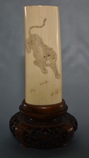 Talla japonesa, tigres, marfil. Con base de madera. 21 cm. Circa 1900.