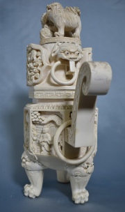 Vaso trípode de marfil con tapa. Asas restauradas. Alto 31 cm. China, circa 1900.