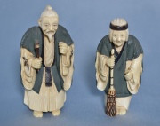 PERSONAJES, dos tallas japonesas de marfil tallado y pintado. Al dorso firmas de origen. Alto: 10,5 cm. Circa 1890.