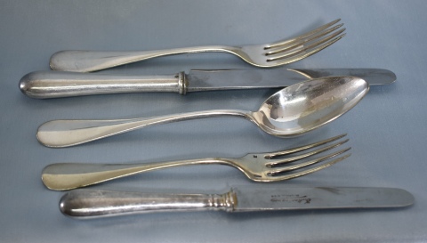Cubiertos Christofle: 7 cuchillos mesa, 5 tenedores, 6 cucharas, 3 tenedores postre, 3 cuchras y 8 cuchillos. 32 Piezas