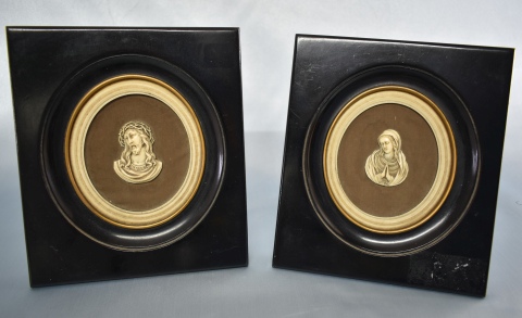 Cristo y María, dos relieves de marfil.