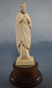 SAGRADO CORAZON DE JESUS, figura eurpea de marfil tallado. Alto total: 19,5 cm.