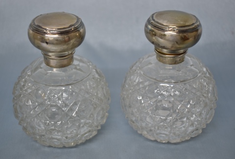 Par de frascos Perfumeros de cristal y plata inglesa, con tapones. alto 12 cm.