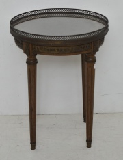 Mesita circular estilo Luis XVI, baranda de bronce. Alto: 53 cm.  Diiámetro: 40 cm.