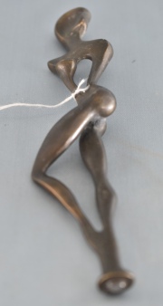 DESNUDO FEMENINMO, escultura de bronce firmada E.M. Sin base. Alto: 16 cm.