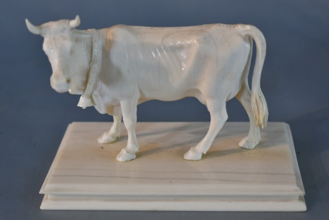 VACA MADRINA, escultura de marfil tallado, pequeñas fisuras. Frente: 12 cm. Alto: 9 cm.