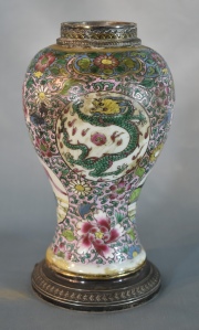 Vaso porcelana china. Base y montura de plata francesa. Restauros. Alto: 19 cm.