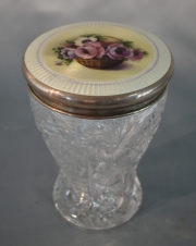 Caramelera de cristal con tapa de plata y esmalte con flores. Alto 17 cm.