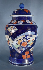 POTICHE ORIENTAL, de porcelana recubierto de esmalte polícromo con motivos florales y guardas. Alto: 45 cm.