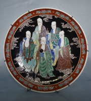 Plato de porcelana japonesa. Diámetro: 37 cm.