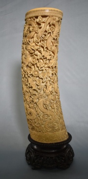 Vaso chino grande, de marfil con dragones. Alto: 43,7 cm.