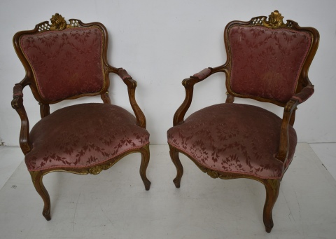 Par de sillones estilo rococó, realces dorados, tapizado en pana rosa . 