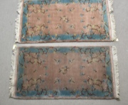 Dos alfombras pie de cama, fondo beige, guarda turquesa. 135 x 74