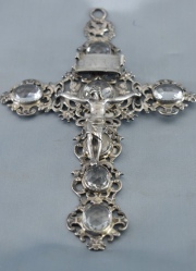 Crucifijo de plata con 7 ovalos de cristal. Siglo XIX. Alto: 21 cm. Peso total: 148 g.
