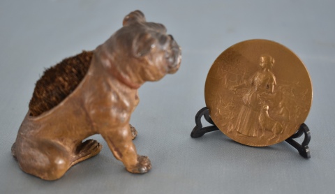 Alfiletero de metal patinado en forma de bulldog y medalla de bronce. 2 Piezas.