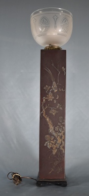 LAMPARA DE MESA ORIENTAL, de forma rectangular con decoración de rameados y aves en relieve. Con tulipa. Alto total: 68