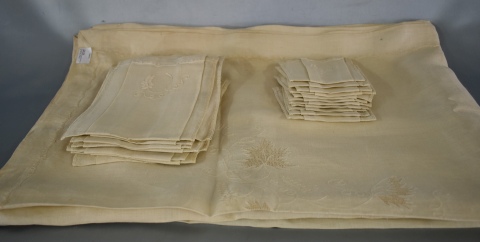 Mantel calado y bordado con manchas, 246 x 167 - con 12 servilletas y 12 individuales bodados. 25 Piezas