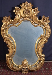 Espejo estilo rococo, marco dorado. Alto: 91 cm. Frente 62 cm.