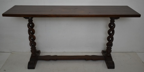 Mesa de arrimo, estilo ingles, con columnas salómonicas. Alto: 77 cm. Tapa mide: 160 x 45 cm.