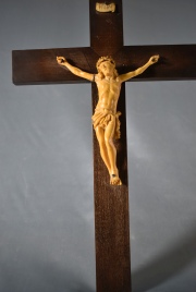 Crucifijo cruz de madera con Cristo de sintético. Restaurado..