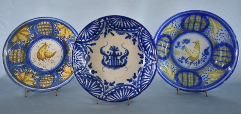 Plato cerámica Teruel, con esmalte azul. Pequeñas cascaduras. Diámetro: 28 cm.
