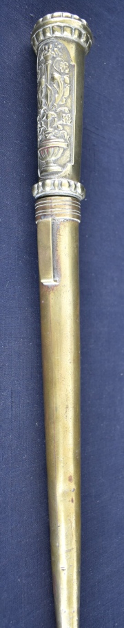 Calador de granos de bronce dorado. 42 cm.